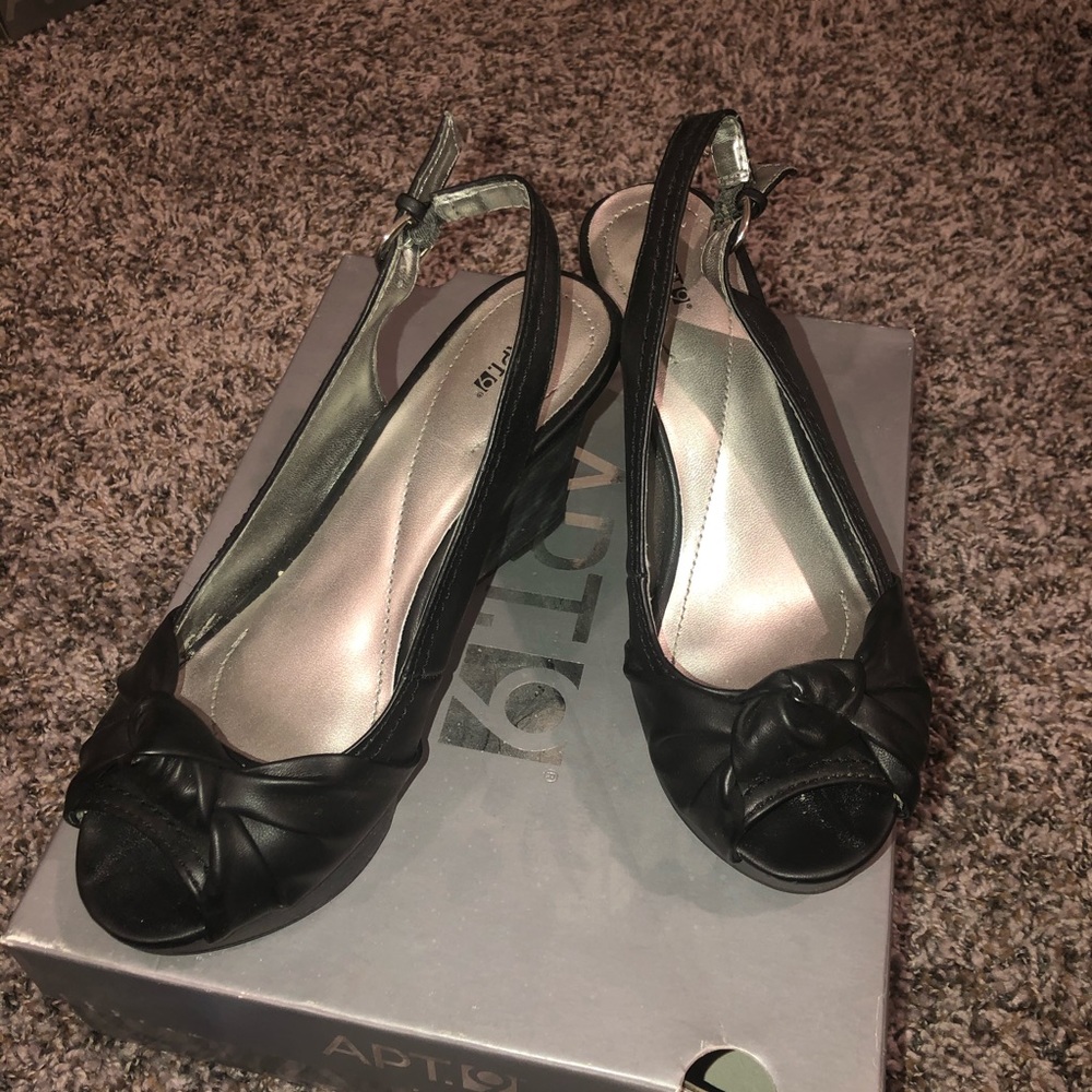 Black wedges